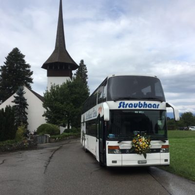 Kirchturm Bus mit Blumenschmuck